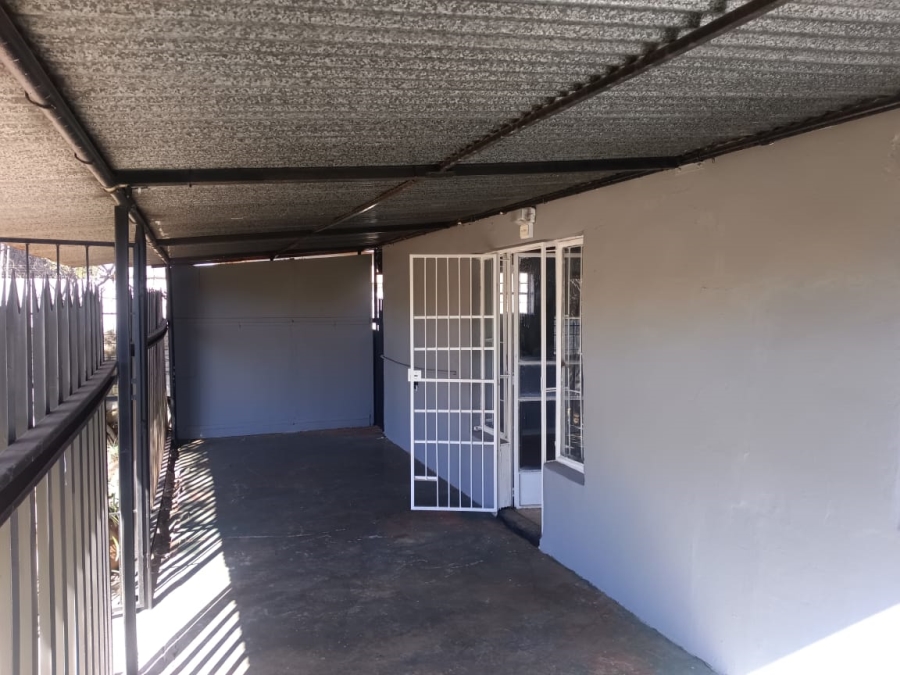 To Let 2 Bedroom Property for Rent in Loumarina A H Gauteng