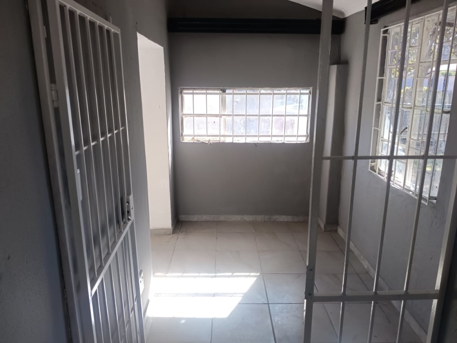 To Let 2 Bedroom Property for Rent in Loumarina A H Gauteng