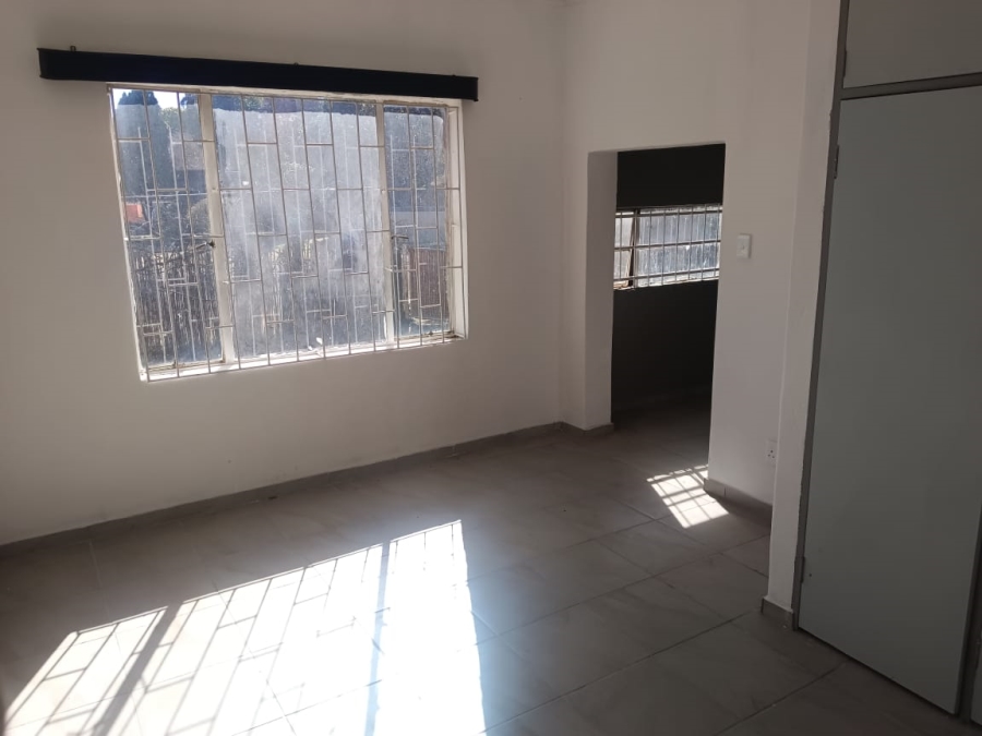 To Let 2 Bedroom Property for Rent in Loumarina A H Gauteng