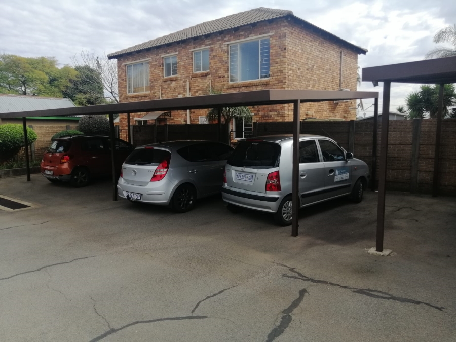 To Let 2 Bedroom Property for Rent in Florida Glen Gauteng