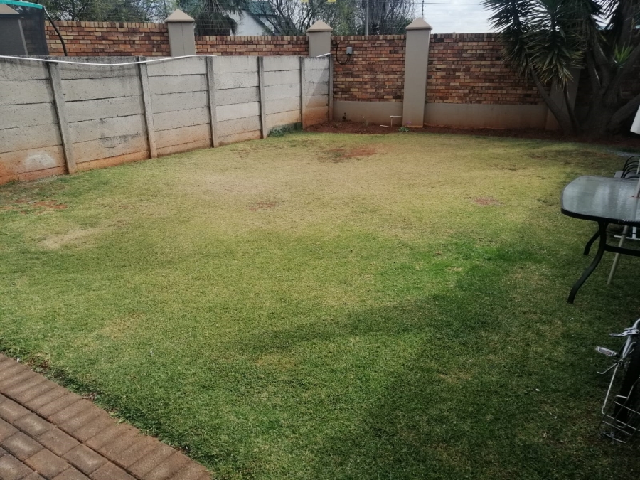 To Let 2 Bedroom Property for Rent in Florida Glen Gauteng