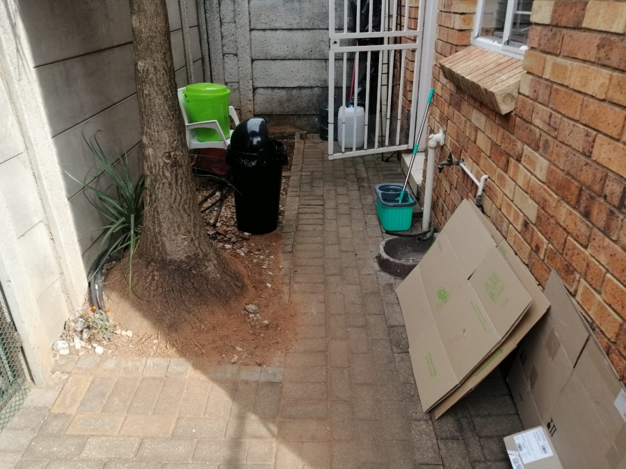 To Let 2 Bedroom Property for Rent in Florida Glen Gauteng
