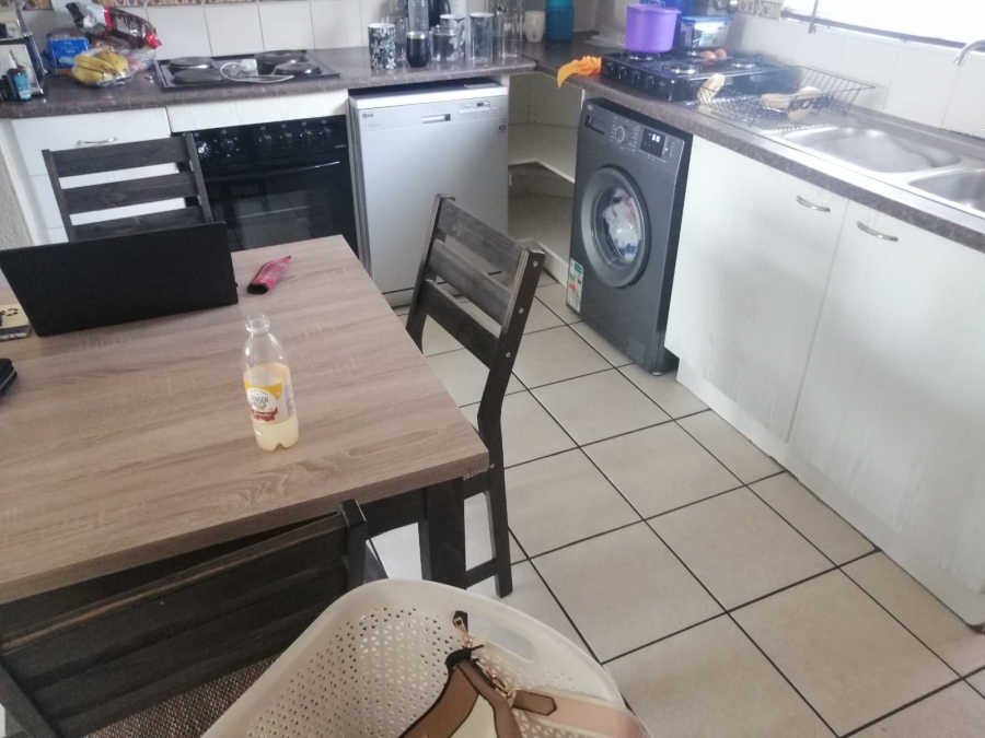 To Let 2 Bedroom Property for Rent in Florida Glen Gauteng