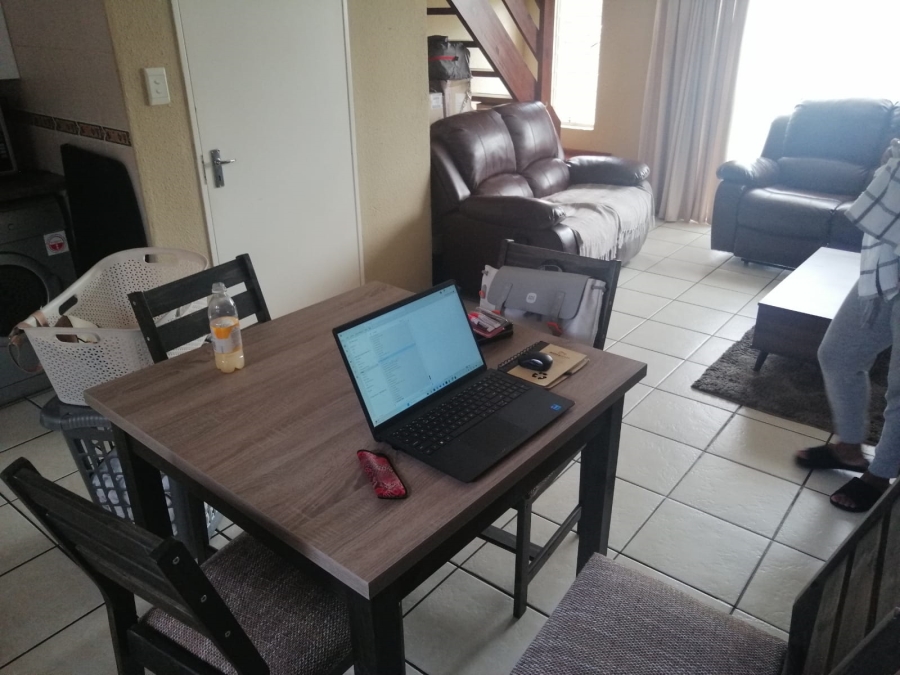 To Let 2 Bedroom Property for Rent in Florida Glen Gauteng