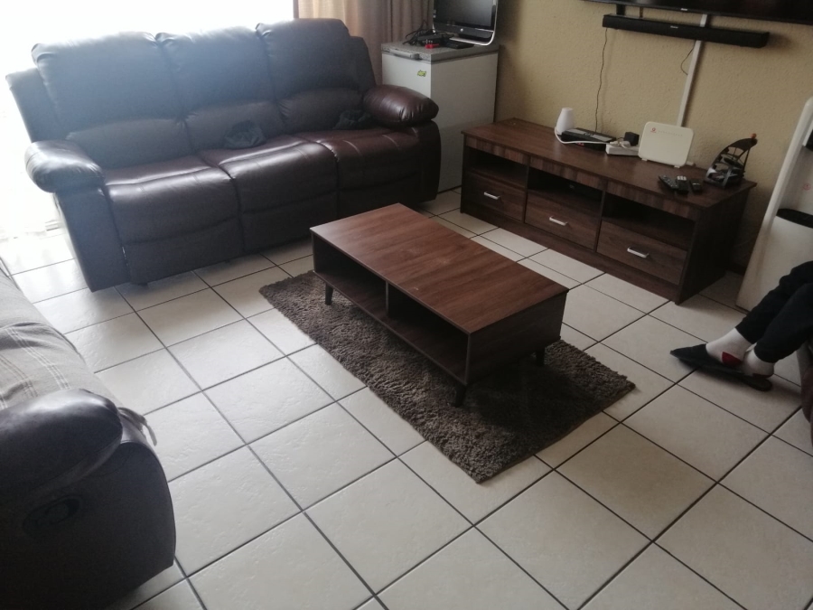 To Let 2 Bedroom Property for Rent in Florida Glen Gauteng