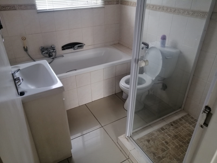 To Let 2 Bedroom Property for Rent in Florida Glen Gauteng