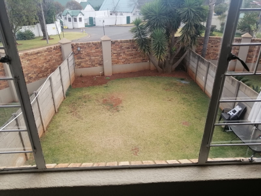 To Let 2 Bedroom Property for Rent in Florida Glen Gauteng