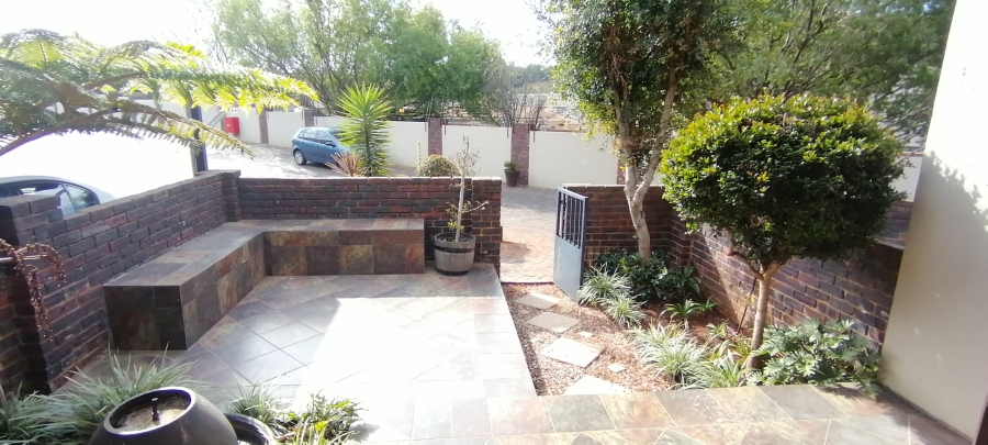 To Let 2 Bedroom Property for Rent in Sugar Bush Estate Gauteng