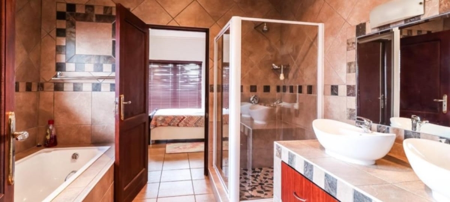 5 Bedroom Property for Sale in Mooikloof Glen Gauteng