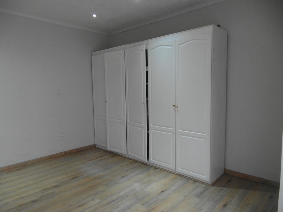 To Let 1 Bedroom Property for Rent in Linden Gauteng