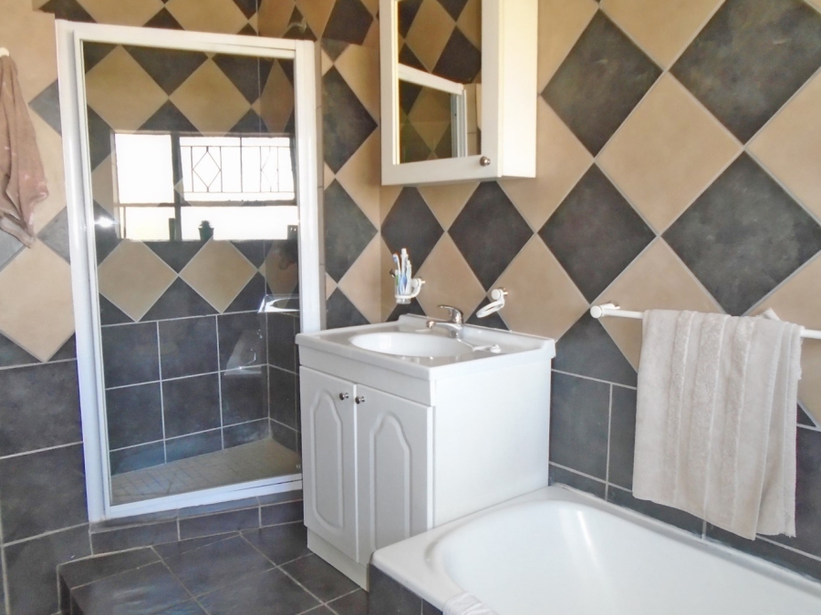 To Let 3 Bedroom Property for Rent in Victory Park Gauteng