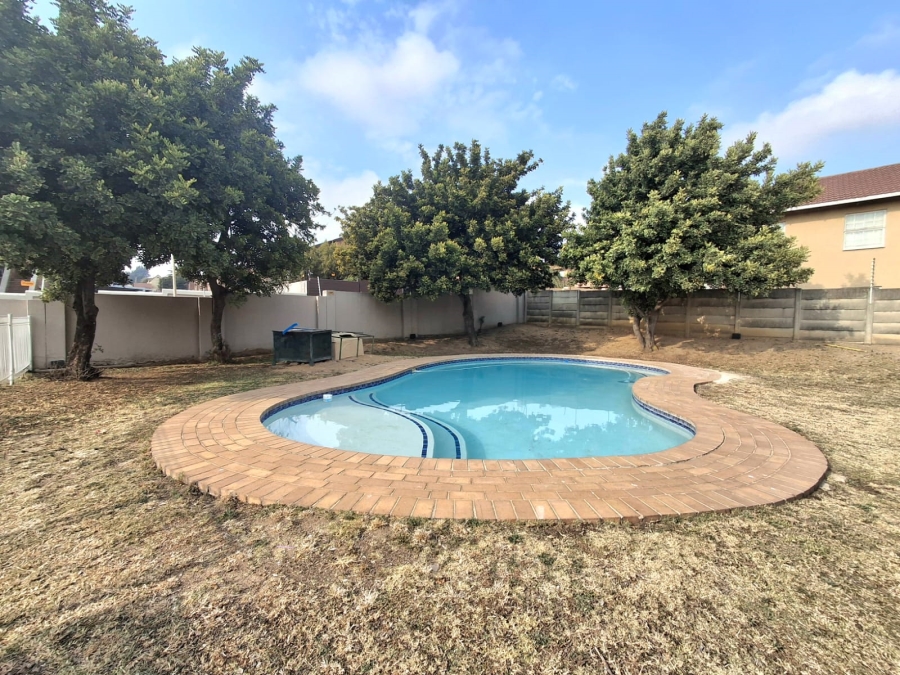 2 Bedroom Property for Sale in Vorna Valley Gauteng