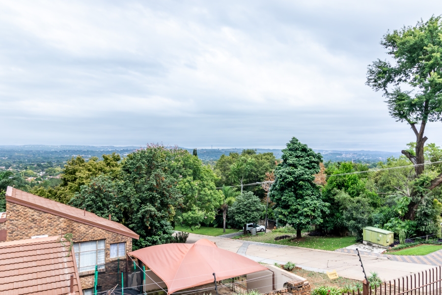 To Let 4 Bedroom Property for Rent in Waverley Gauteng