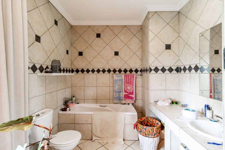 To Let 4 Bedroom Property for Rent in Waverley Gauteng