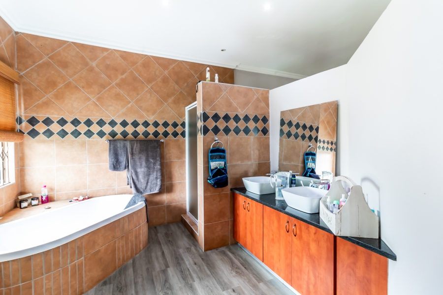 To Let 4 Bedroom Property for Rent in Waverley Gauteng