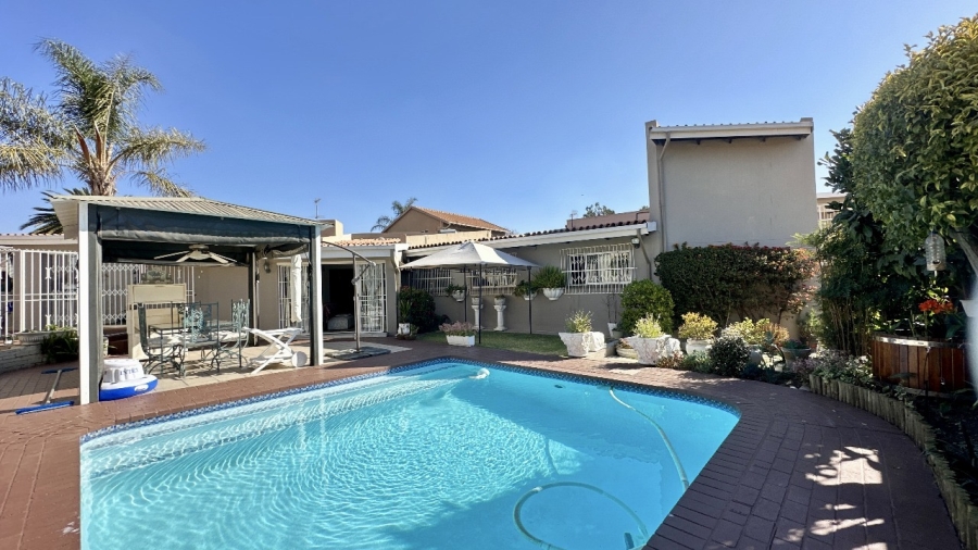 5 Bedroom Property for Sale in Ormonde Gauteng
