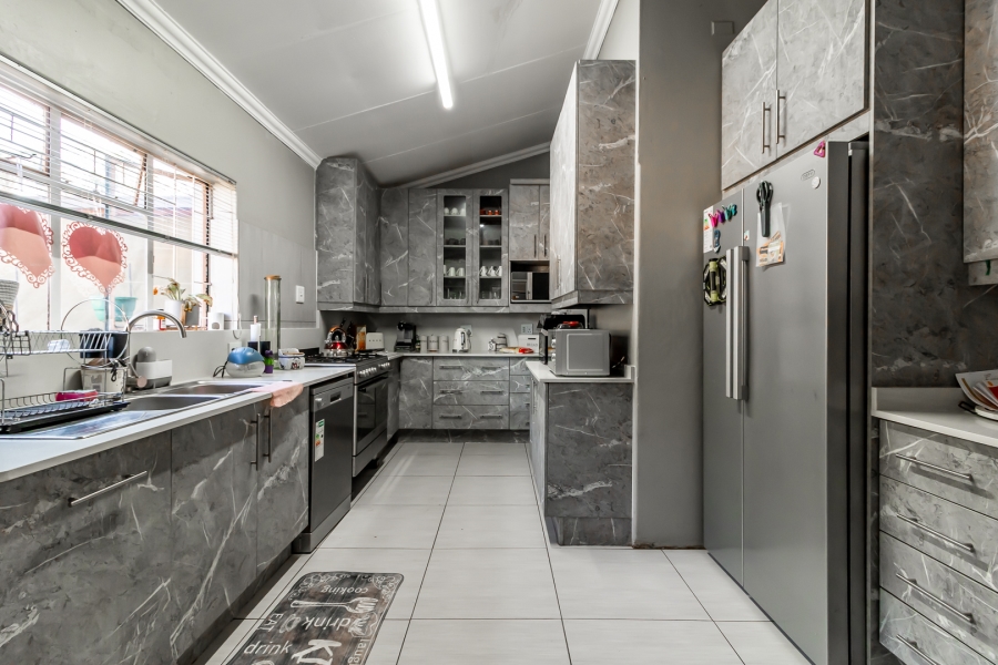 4 Bedroom Property for Sale in Waverley Gauteng