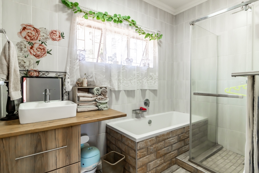 4 Bedroom Property for Sale in Waverley Gauteng