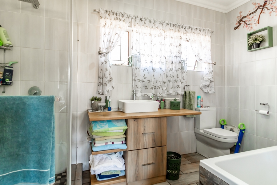 4 Bedroom Property for Sale in Waverley Gauteng
