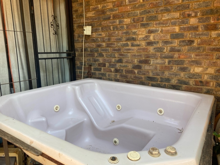2 Bedroom Property for Sale in Weavind Park Gauteng