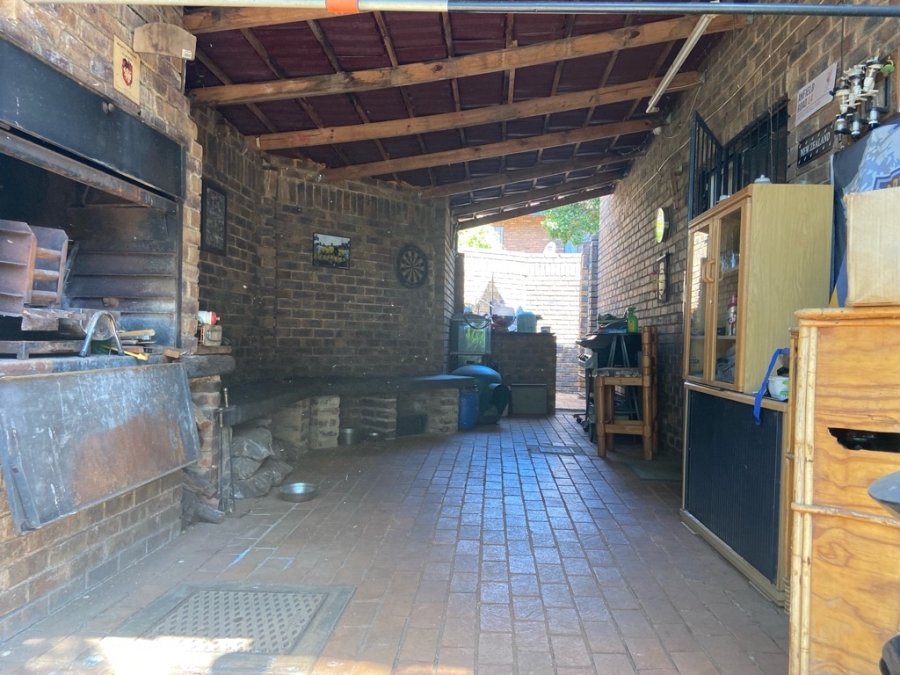 2 Bedroom Property for Sale in Weavind Park Gauteng