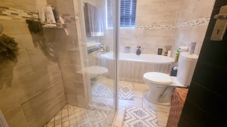 4 Bedroom Property for Sale in Thatchfield Hills Gauteng