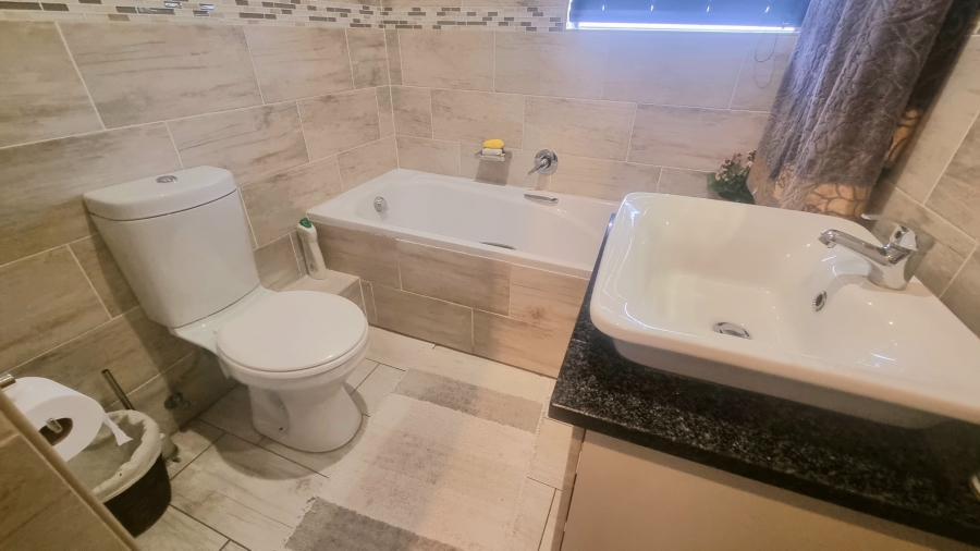 4 Bedroom Property for Sale in Thatchfield Hills Gauteng
