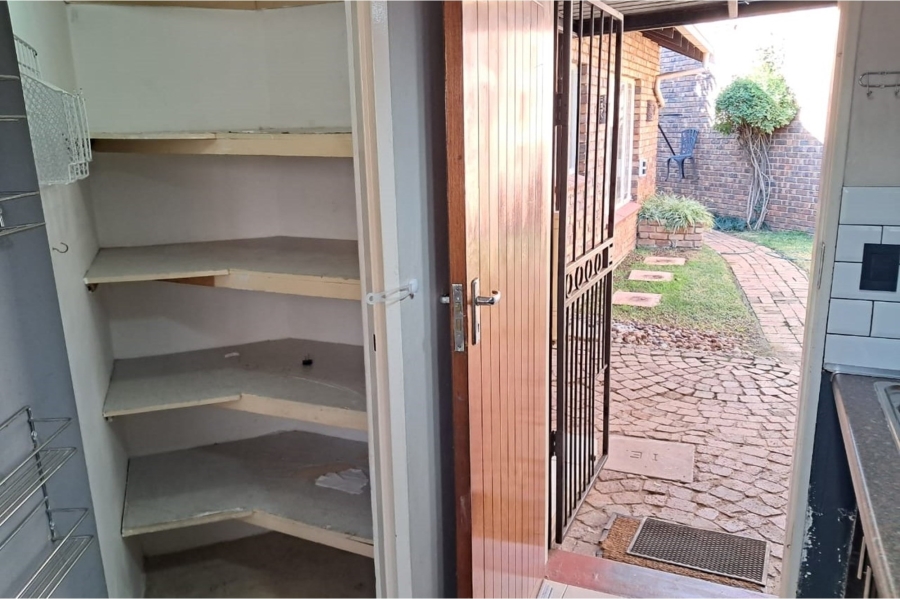 3 Bedroom Property for Sale in Rooihuiskraal Gauteng