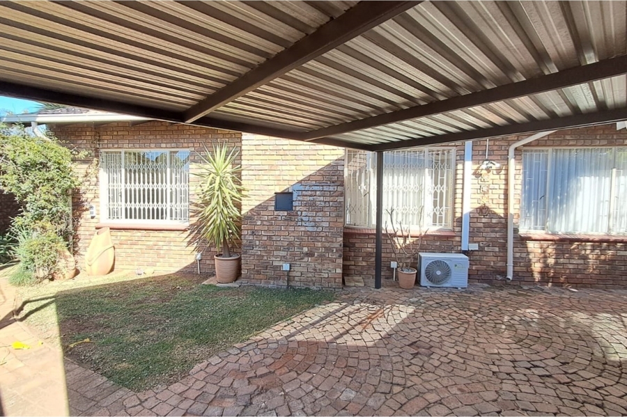 3 Bedroom Property for Sale in Rooihuiskraal Gauteng