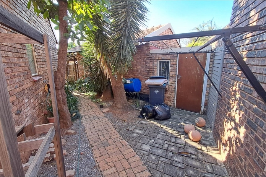 3 Bedroom Property for Sale in Rooihuiskraal Gauteng