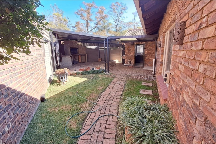 3 Bedroom Property for Sale in Rooihuiskraal Gauteng