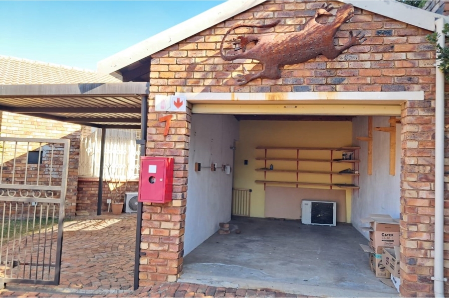 3 Bedroom Property for Sale in Rooihuiskraal Gauteng