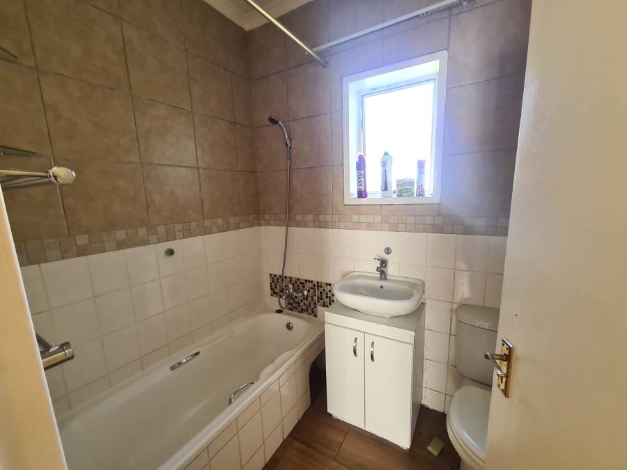 To Let 3 Bedroom Property for Rent in Magaliessig Gauteng