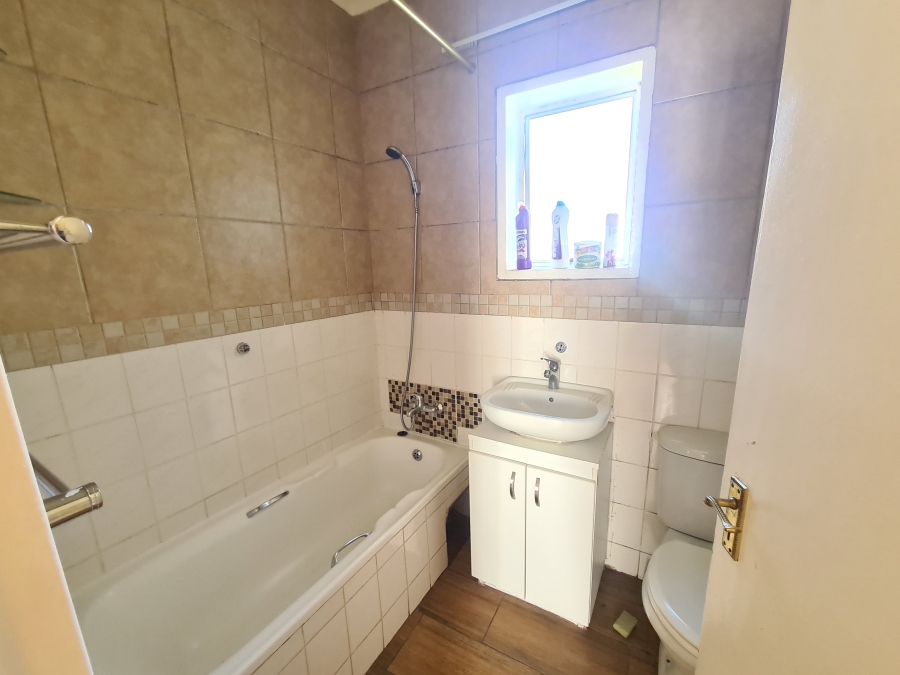 To Let 3 Bedroom Property for Rent in Magaliessig Gauteng