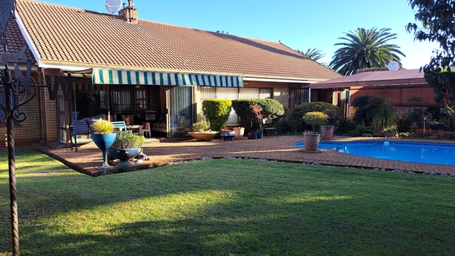 5 Bedroom Property for Sale in Vanderbijlpark SE 2 Gauteng