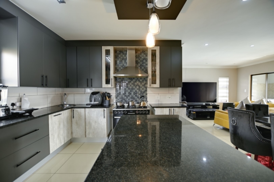 5 Bedroom Property for Sale in Zambezi Manor Lifestyle Estate Gauteng