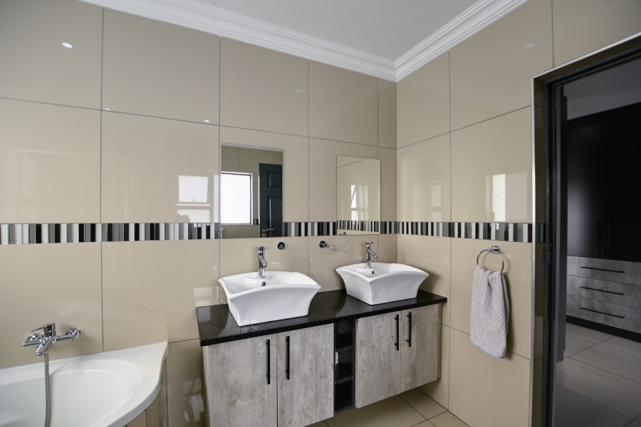 5 Bedroom Property for Sale in Zambezi Manor Lifestyle Estate Gauteng
