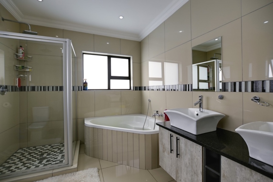 5 Bedroom Property for Sale in Zambezi Manor Lifestyle Estate Gauteng
