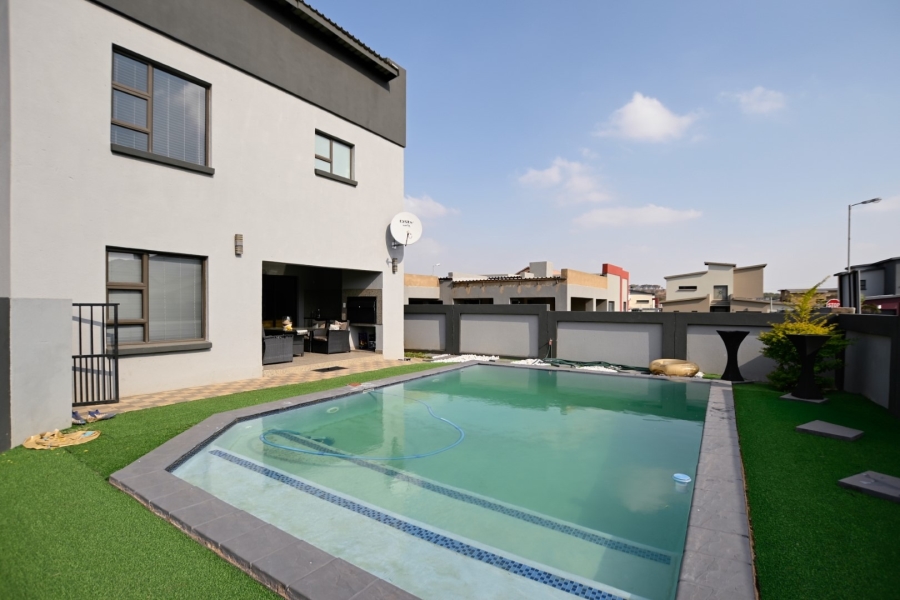 5 Bedroom Property for Sale in Zambezi Manor Lifestyle Estate Gauteng