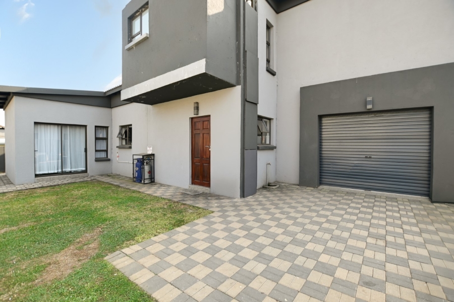 5 Bedroom Property for Sale in Zambezi Manor Lifestyle Estate Gauteng