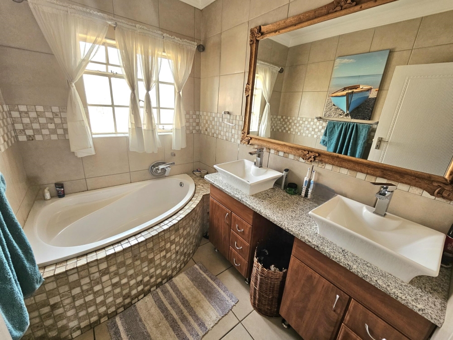 4 Bedroom Property for Sale in Hennopspark Gauteng