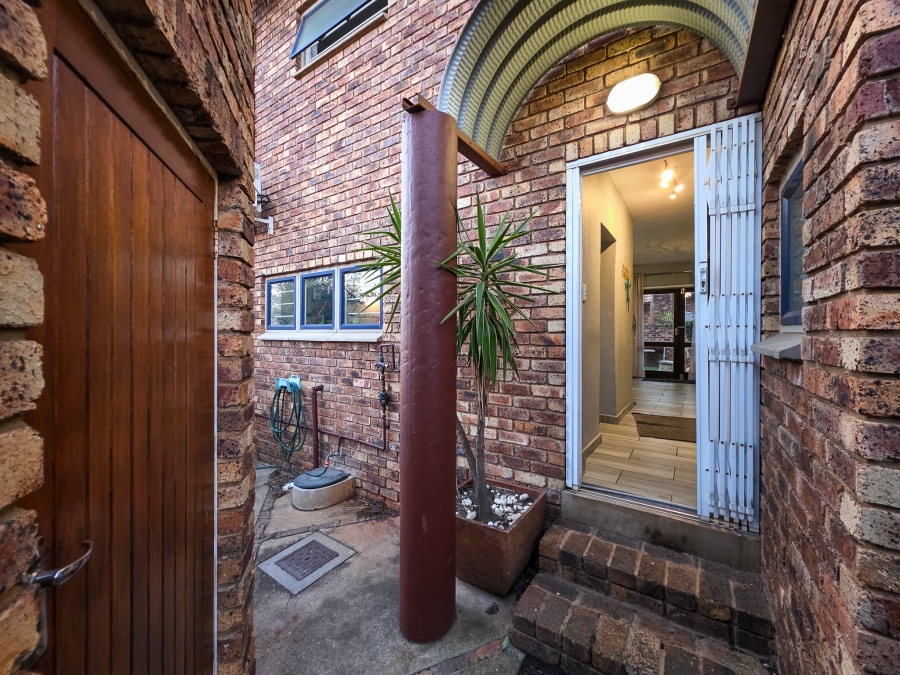 3 Bedroom Property for Sale in Die Hoewes Gauteng