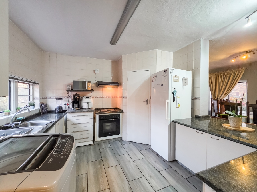 3 Bedroom Property for Sale in Die Hoewes Gauteng