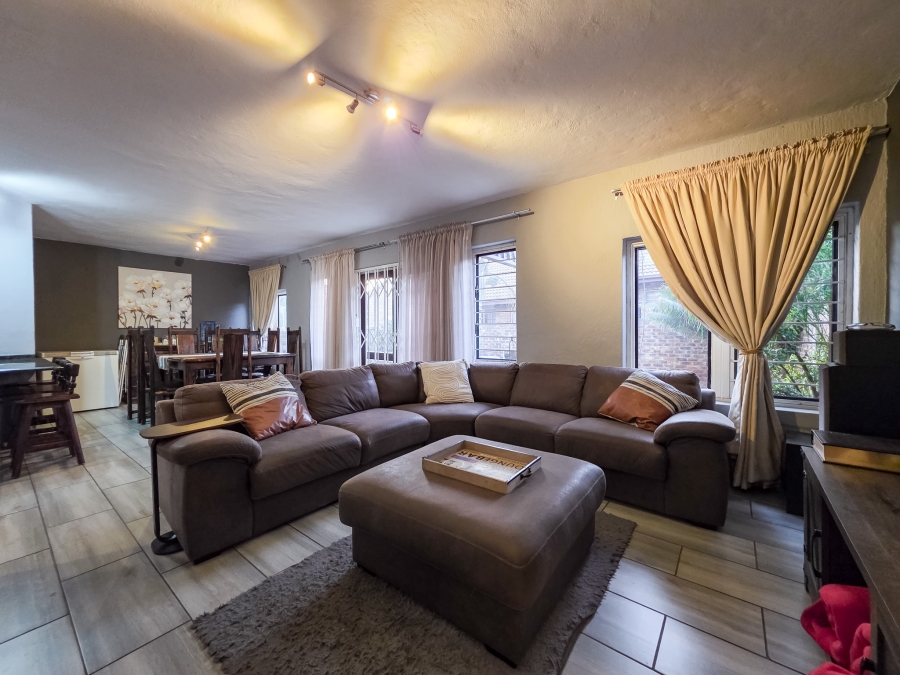 3 Bedroom Property for Sale in Die Hoewes Gauteng