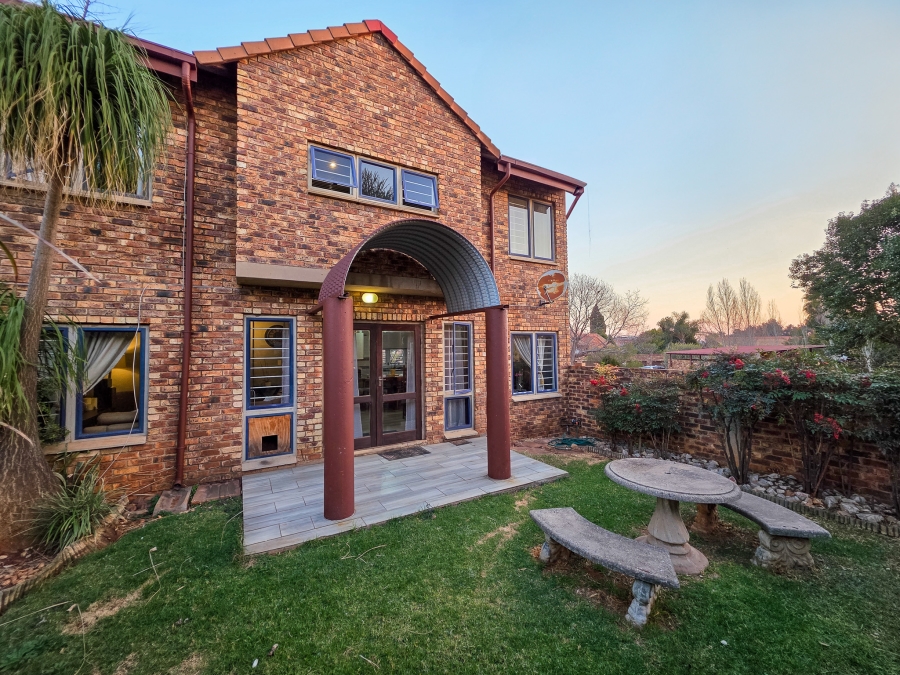 3 Bedroom Property for Sale in Die Hoewes Gauteng