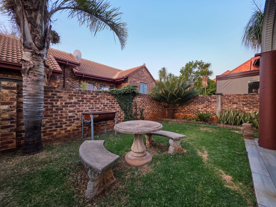 3 Bedroom Property for Sale in Die Hoewes Gauteng