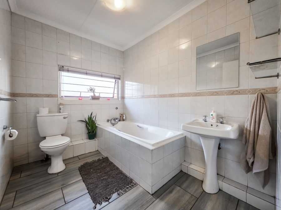 3 Bedroom Property for Sale in Die Hoewes Gauteng