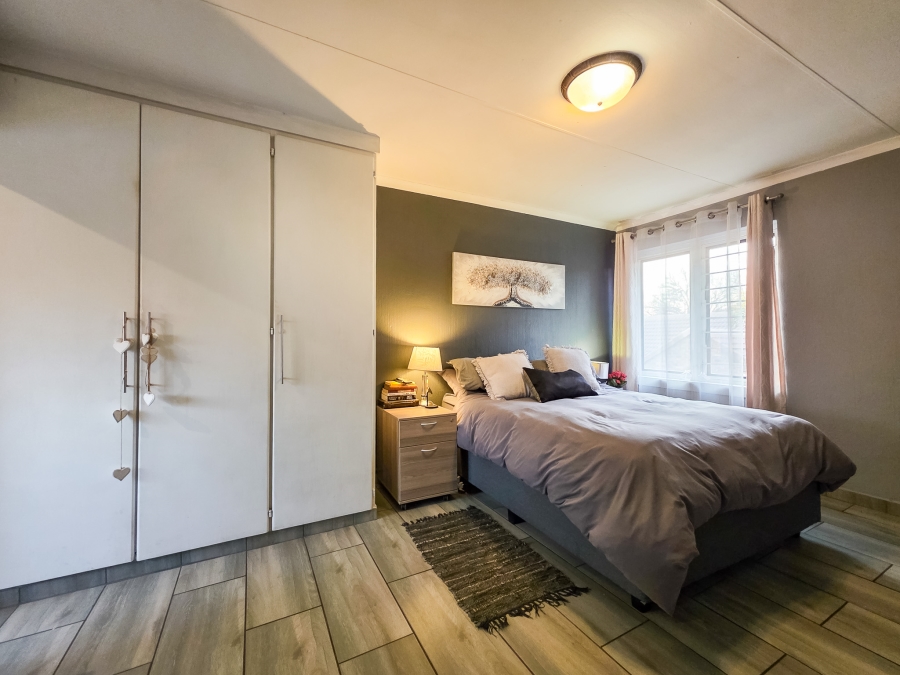 3 Bedroom Property for Sale in Die Hoewes Gauteng