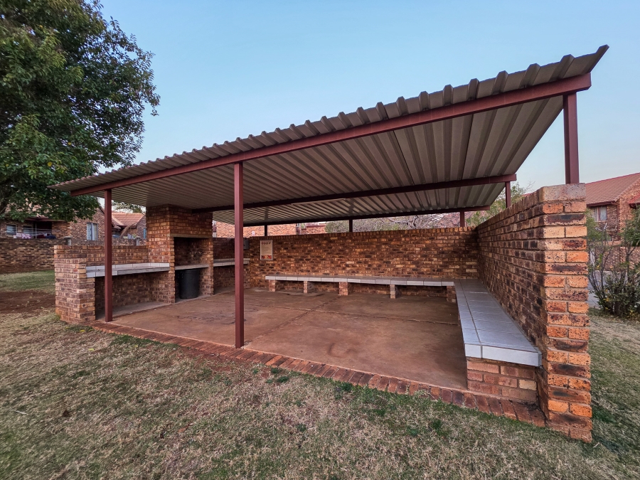 3 Bedroom Property for Sale in Die Hoewes Gauteng