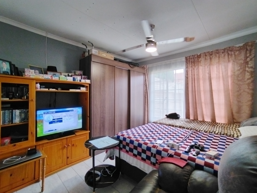 2 Bedroom Property for Sale in Pierre Van Ryneveld Gauteng